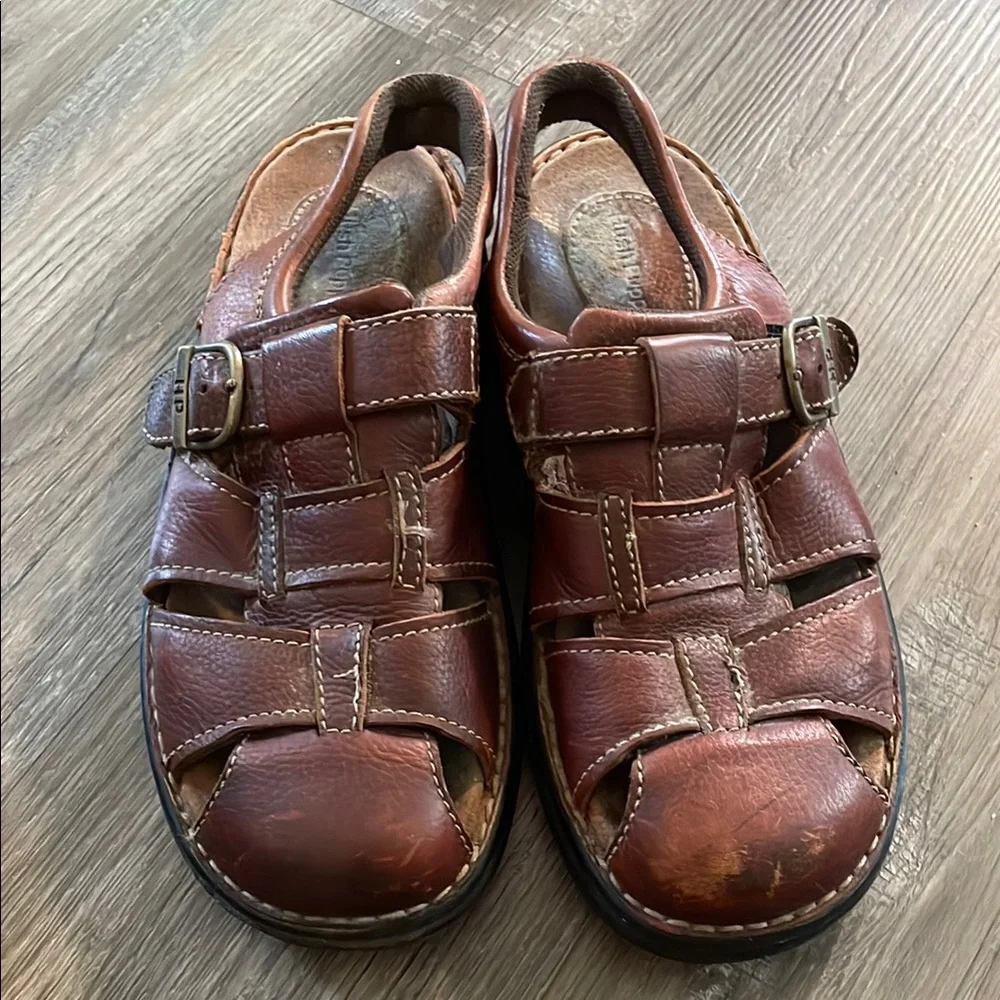 A7- Men’s Size 10 Brown Leather Hush Puppies Sandals